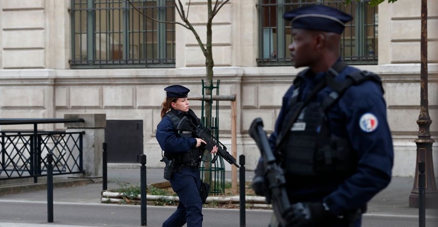 Muškarac nožem napao policajce u Parizu, upucali ga